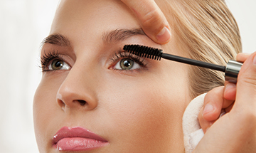 Dermatologista lista cuidados para usar maquiagem sem envelhecer a pele
